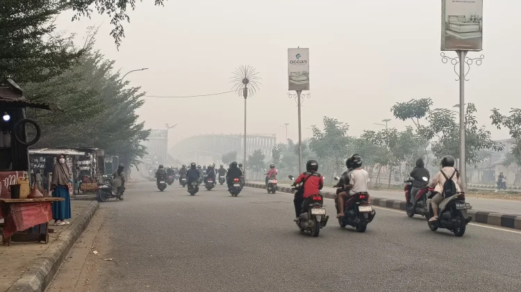 Jembatan Kapuas 1 Lenyap Ditelan Pekatnya Kabut Asap