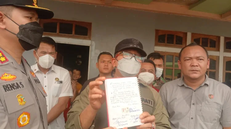 Jalan Trans Diblokade, Bupati Turun Langsung Temui dan Dengarkan Keluhan Warga