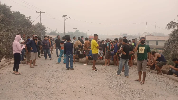Jalan Trans Diblokade, Bupati Turun Langsung Temui dan Dengarkan Keluhan Warga