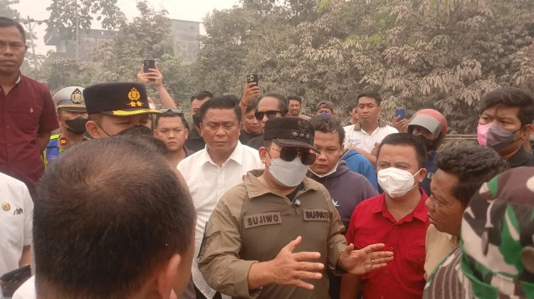 Jalan Trans Diblokade, Bupati Turun Langsung Temui dan Dengarkan Keluhan Warga