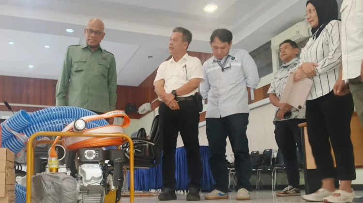 Perkuat Penanganan Karhutla di Kalbar Mayawana Bantu Alat Pemadaman ke DLHK