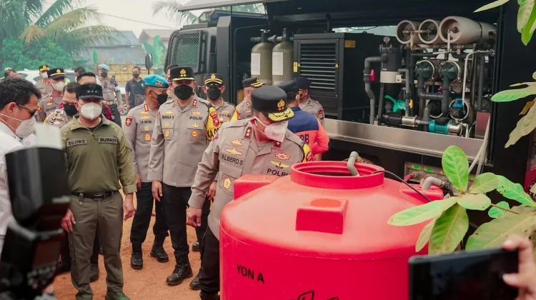 Polda Kalbar Salurkan Air Bersih untuk Warga Terdampak Karhutla di Lintang Batang