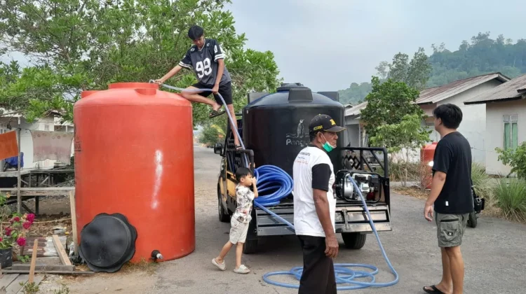 Kolaborasi Karang Taruna dan Pengusaha Bantu Warga Kayong Utara Atasi Krisis Air