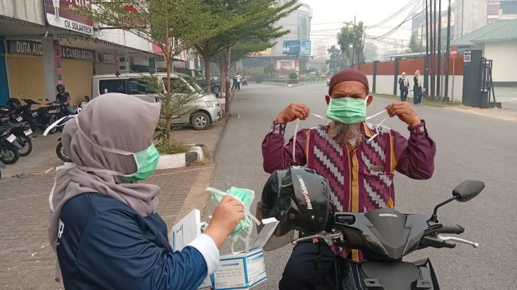 Warga Apresiasi RRI Pontianak Bagikan Masker Gratis