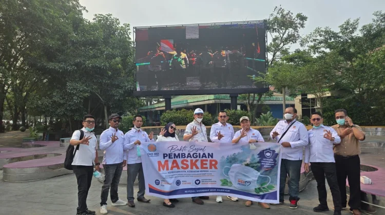 Peduli Kabut Asap, REI Kalbar Salurkan Puluhan Ribu Masker