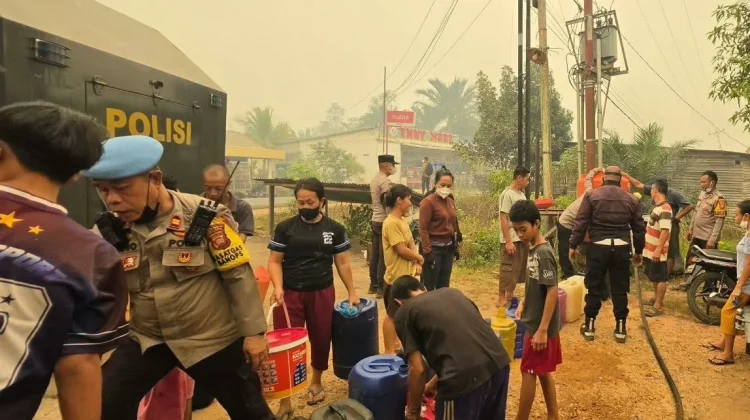Krisis Air, Water Cannon Polres Kubu Raya Angkut 6 Ton untuk Warga