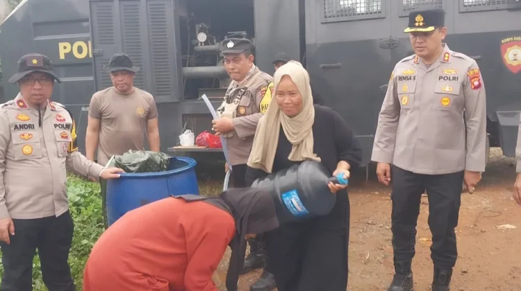 Polres Kubu Raya Salurkan Bantuan 6.000 Liter Air Minum ke Warga Parit Haji Muksin II