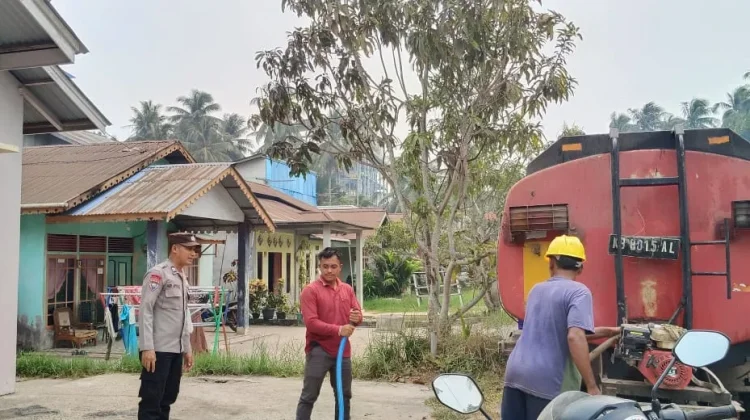 Warga Krisis Air Bersih, Polsek Sungai Kunyit Distribusikan 24 Ton Air
