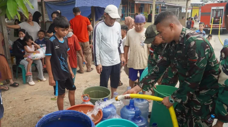 Kodim 1208 Sambas Salurkan Air Bersih ke Dua Desa