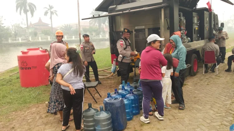 Brimob Polda Kalbar Salurkan Air Bersih Gratis untuk Warga Kubu Raya