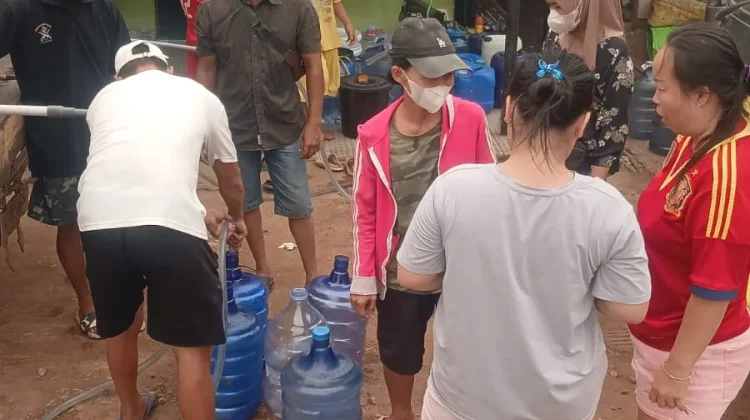 PC Satria Pembela Melayu Pontianak Utara Bagikan 3.000 Liter Air Gratis untuk Warga