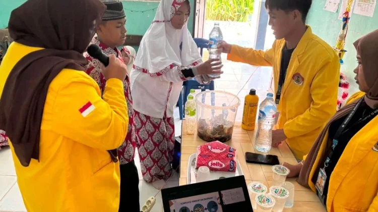 Mahasiswa KKN UPB Pontianak Latih Pembuatan Eco Enzyme di Ponpes Abu Hurairah