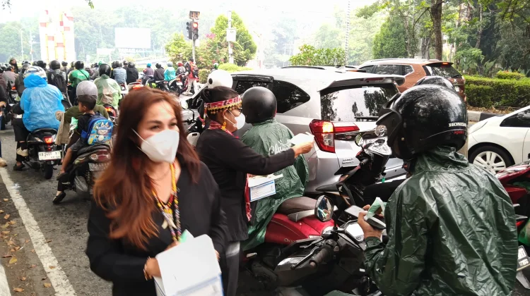 Peduli Kabut Asap, P2D Kalbar Bagikan 2.000 Masker kepada Pengguna Jalan