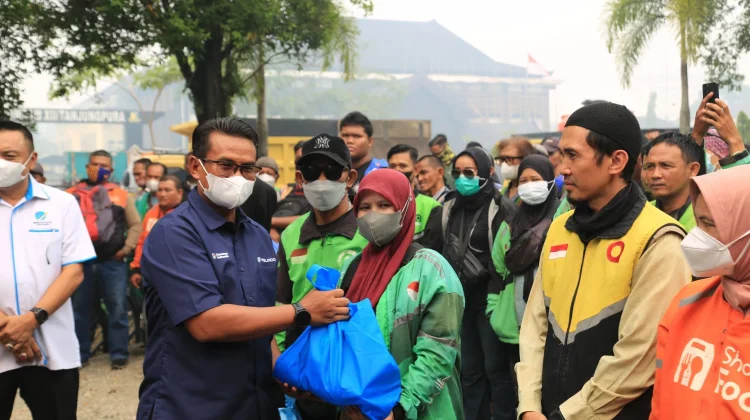 Insan Maritim Bagikan Masker dan Sembako Gratis di Pontianak