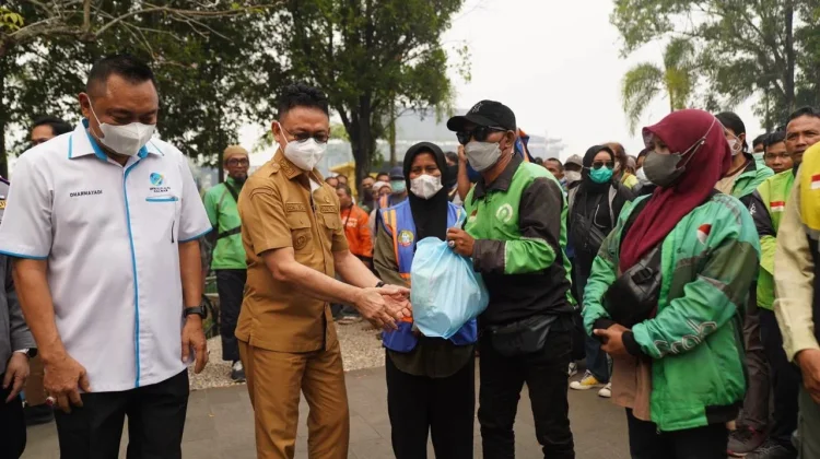 Dewi Senang Terima Bantuan Insan Maritim Peduli