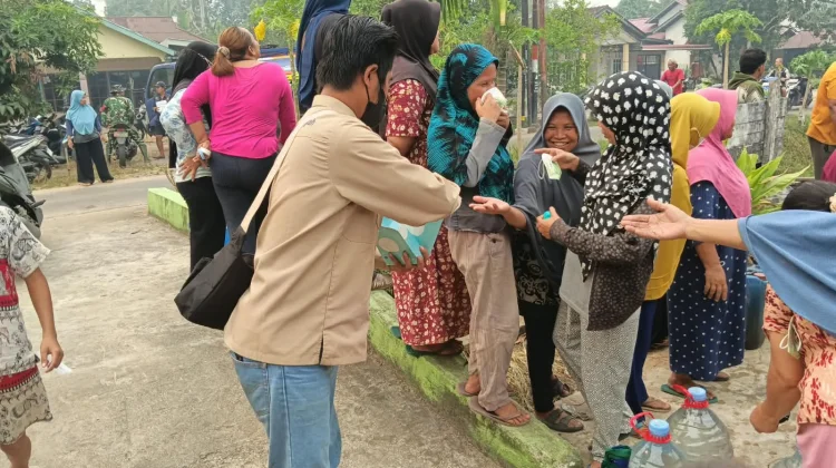 Pemuda Muhammadiyah Kubu Raya Bagikan Masker dan Vitamin