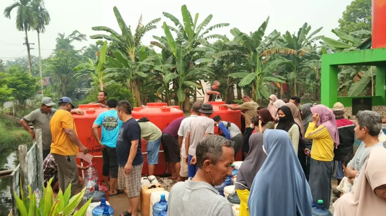 Kesbangpol Kubu Raya Salurkan 8.000 Liter Air Bersih untuk Warga Dusun Mulyorejo