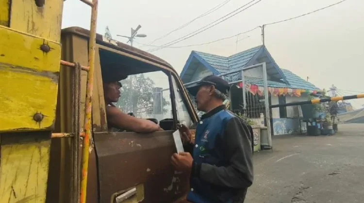 QRIS Diterapkan di Pelabuhan, Petugas Masih Bantu Pengguna yang Kesulitan