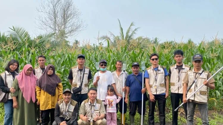 Mahasiswa KKN Kelompok 11 UPB Pontianak Ciptakan Alat Penabur Pupuk Sederhana