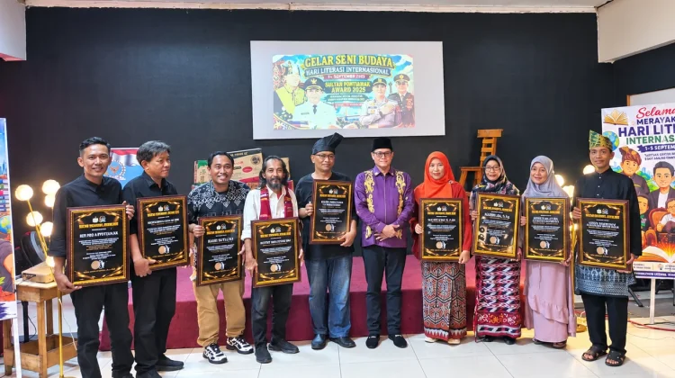 Sultan Pontianak IX Serahkan Award Literasi di Pasar Jungkat