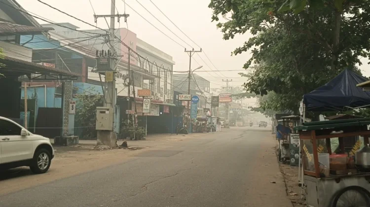 Asap Menyelimuti Pontianak, Pedagang Minuman Akui Pembeli Berkurang