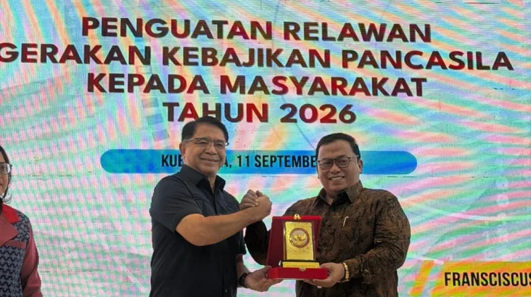 Franciscus Sibarani Serahkan 20.000 Masker dan 150 Tabung Oksigen ke Kubu Raya