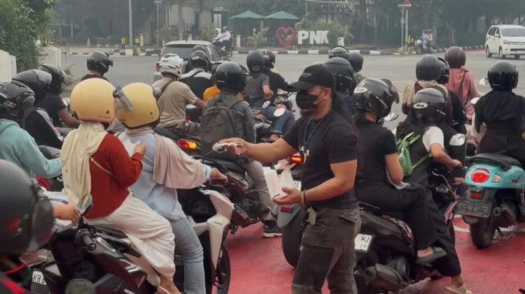 Bersinergi Tangani Karhutla, Aliansi Dayak Pengawal NKRI Bagikan Masker