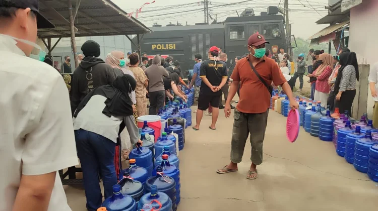 Polres Kubu Raya Bantu 175 Warga dengan 6.000 Liter Air Bersih