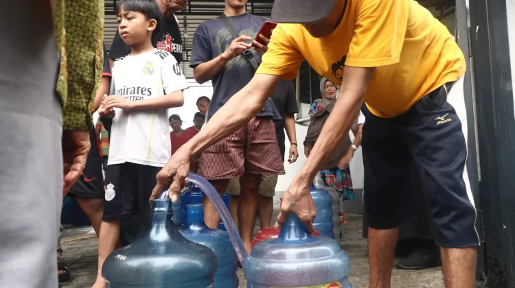 Pemkot Pontianak Distribusikan Air Bersih untuk Warga di Masjid Al Falah