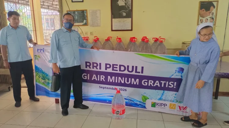 RRI Pontianak Peduli Bagikan Air Minum ke Panti Jompo Maria Joseph