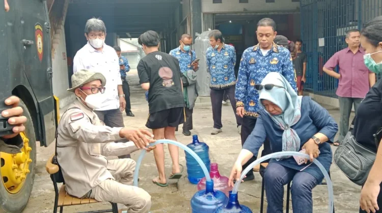 FPK Kalbar Salurkan 6.000 Liter Air dan Masker untuk Warga Kubu Raya