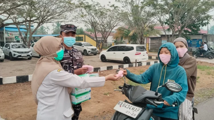 Puskesmas Sungai Kakap Bagikan Ratusan Masker