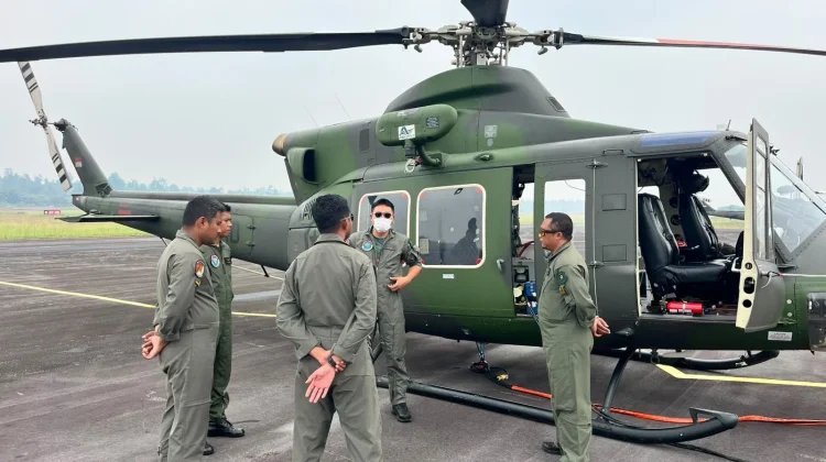 Pendinginan Karhutla di Desa Sepan Tonak Gunakan Helikopter Bell 412