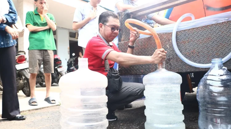 Diskominfo Salurkan 2.000 Liter Air Bersih untuk Warga Gajah Mada 5