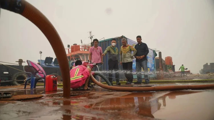 Lima Juta Liter Air Tawar Tiba di Parit Mayor