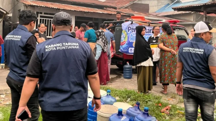 Senyum Warga saat Terima Air Bersih Gratis dari Karang Taruna Pontianak