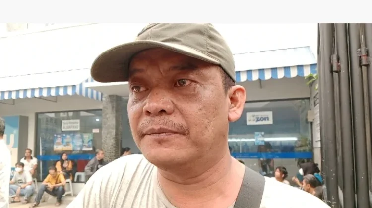 Kemarau Panjang Picu Warga Pontianak Antre Air Minum