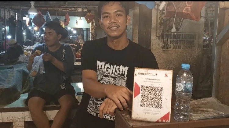 Pedagang Ayam Pasar Flamboyan Rasakan Kemudahan Bayar Pakai QRIS