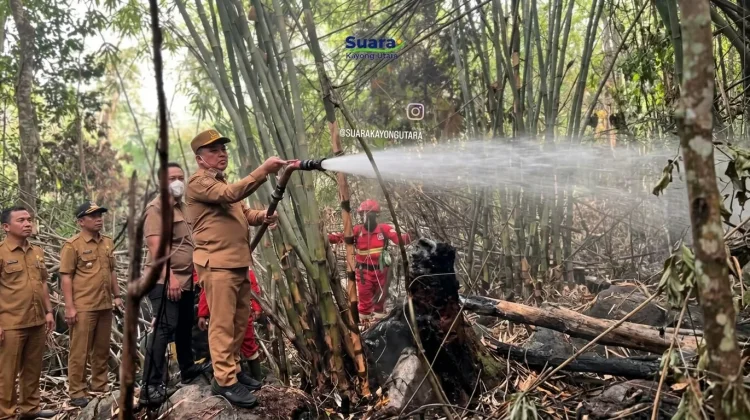 Gubernur Kalbar Terjun Langsung Padamkan Karhutla di Bukit Peramas