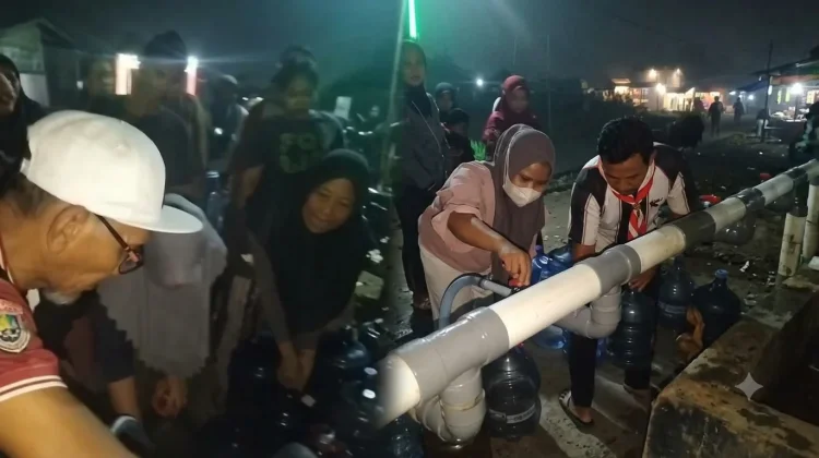 Kemarau Panjang, Kharitas Bakti Salurkan Air Bersih Gratis ke Warga Jalan Pemda
