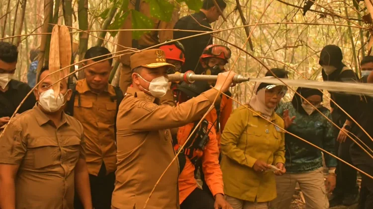 Bupati Kayong Utara Dampingi Gubernur Kalbar Tinjau Karhutla Bukit Peramas