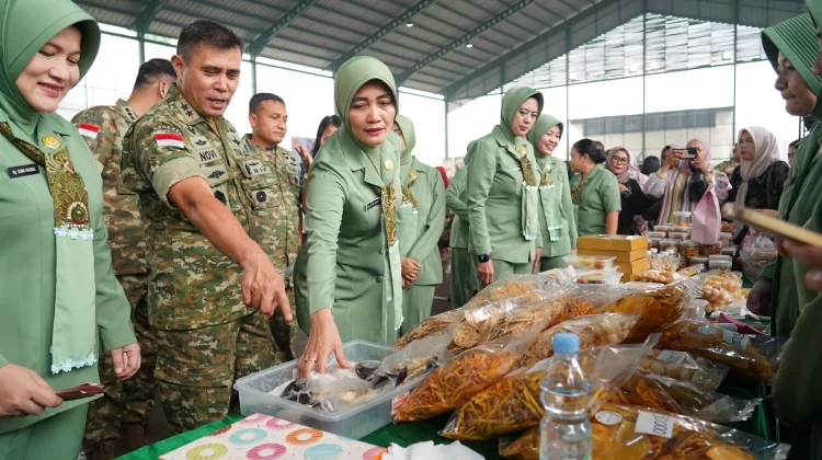 TNI Bantu Warga Terdampak Asap Karhutla di Kalbar