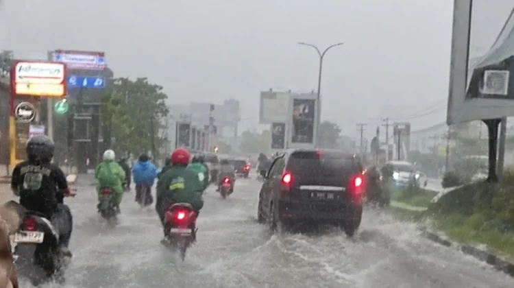 Hujan Deras dan Angin Kencang Terjang Pontianak