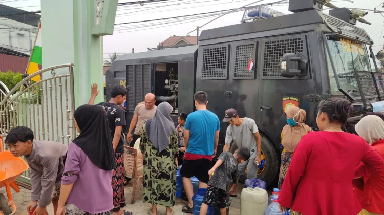 Polres Kubu Raya Salurkan 8.000 Liter Air Bersih ke Warga