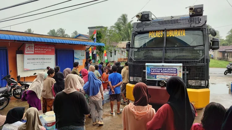Polres Kubu Raya Salurkan 6.000 Liter Air Bersih untuk Warga Sungai Kakap