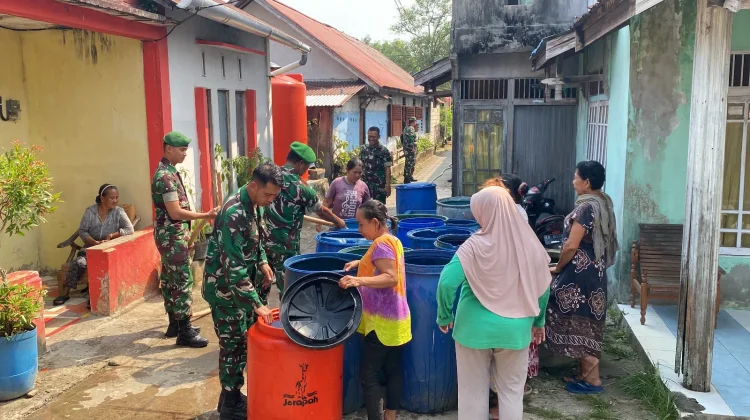 Kodim 1202/Singkawang Salurkan Air Bersih untuk Masyarakat Kelurahan Kuala