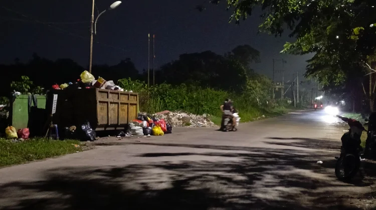 Satu TPS Tak Cukup! Sampah Menggunung di Jl. Pemda Pontianak Timur