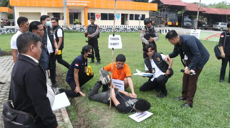 47 Adegan Rekonstruksi Pembunuhan Ibu dan Anak di Landak
