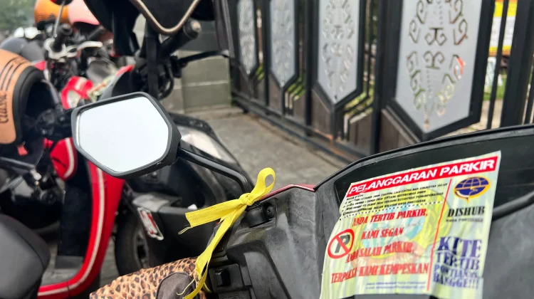 Dishub Pasang Stiker Peringatan Larangan Parkir di Trotoar