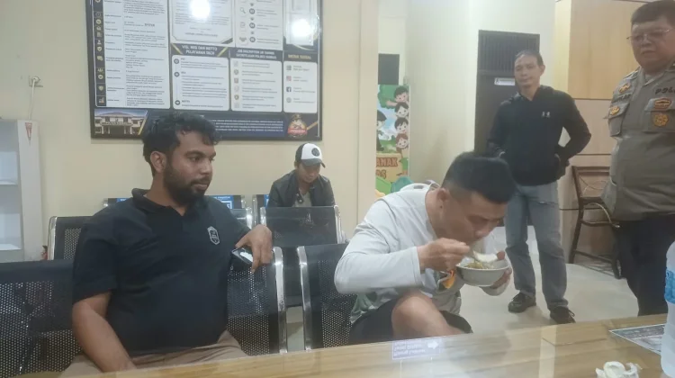 WNA China Tersesat di Sambas, Warga Amankan ke Mapolsek Sejangkung